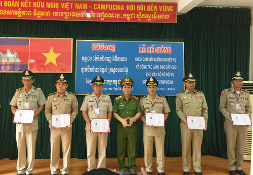 Ev888 dang nhap lớp bồi dưỡng nghiệp vụ về công tác lãnh đạo cho cán bộ Bộ Nội vụ Vương quốc Campuchia